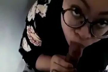 Pacar Berjilbab Nyepong Kontol Di Toilet Mall Brutal